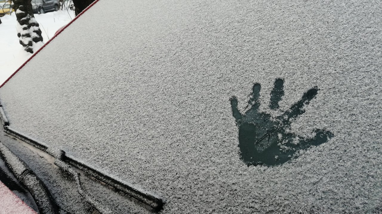 Why do drivers in the north carry a pan in winter?
