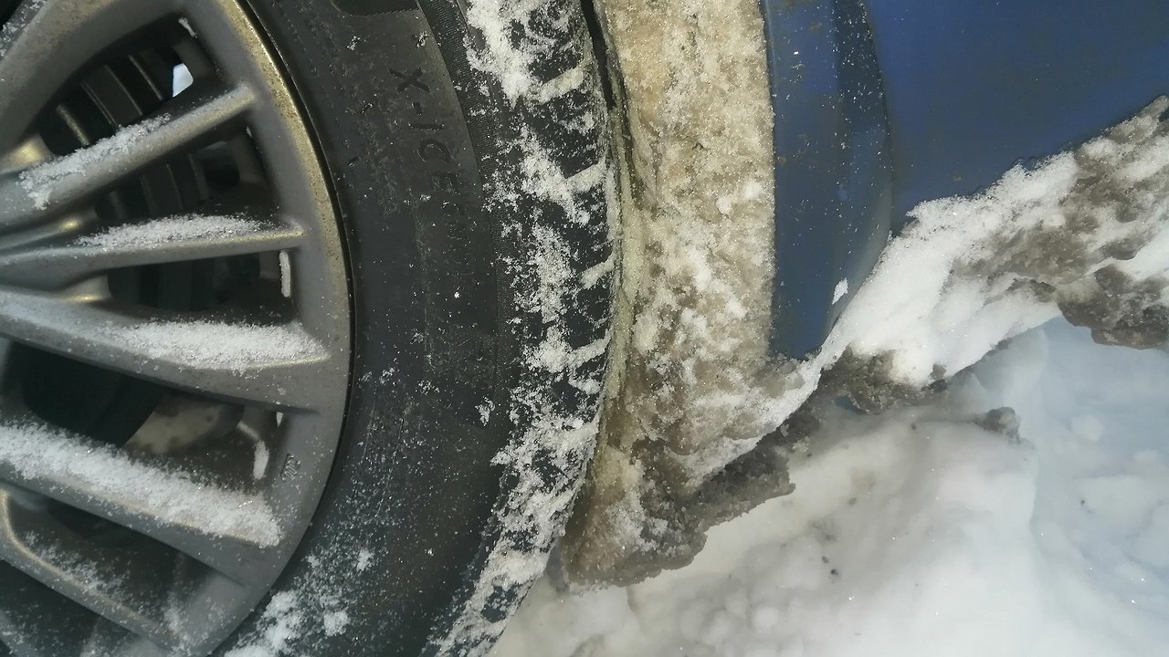 How to use gasoline to prevent snow from sticking to the wheel wells