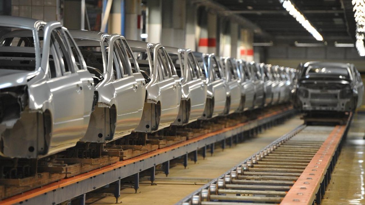 How is the price increase of chicken eggs related to the problems of the domestic auto industry?