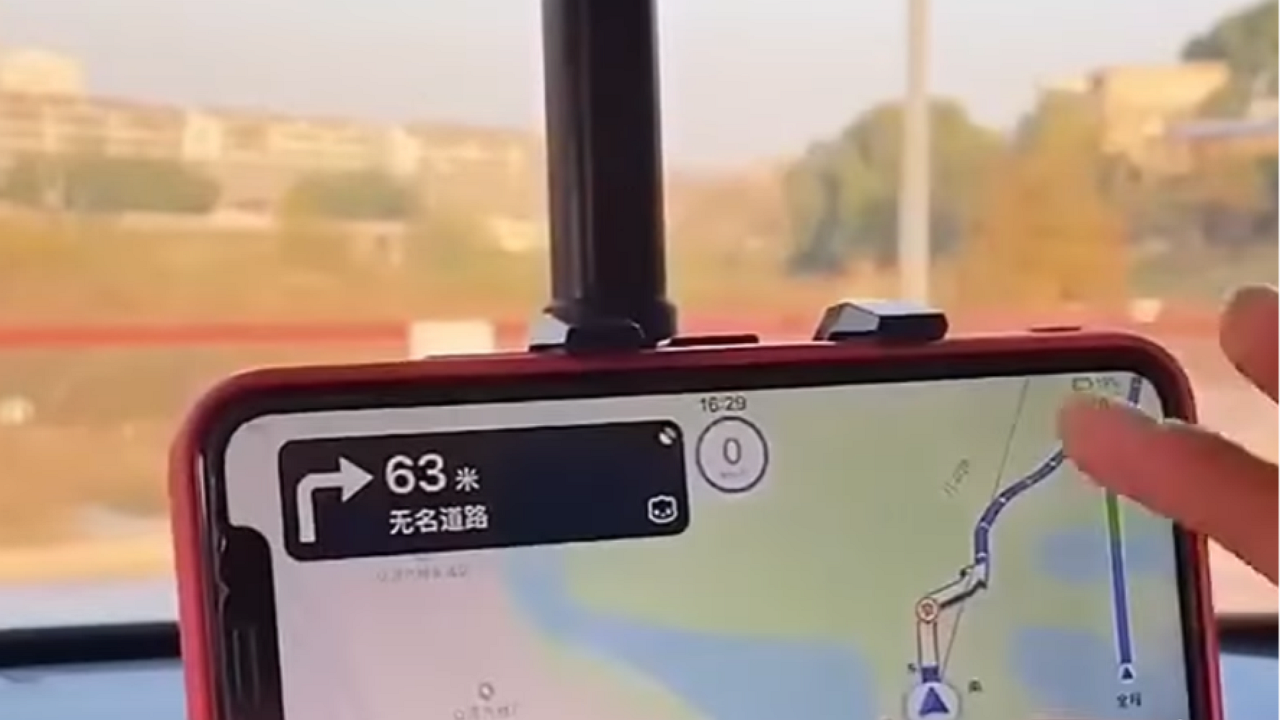 The most optimal way to mount a phone in a car has been found
