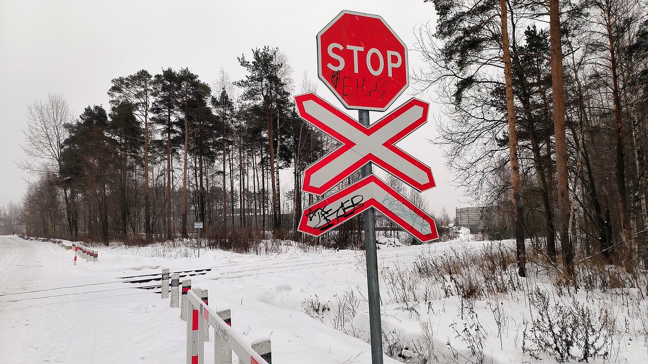 A way has been found to warn motorists about railway accidents