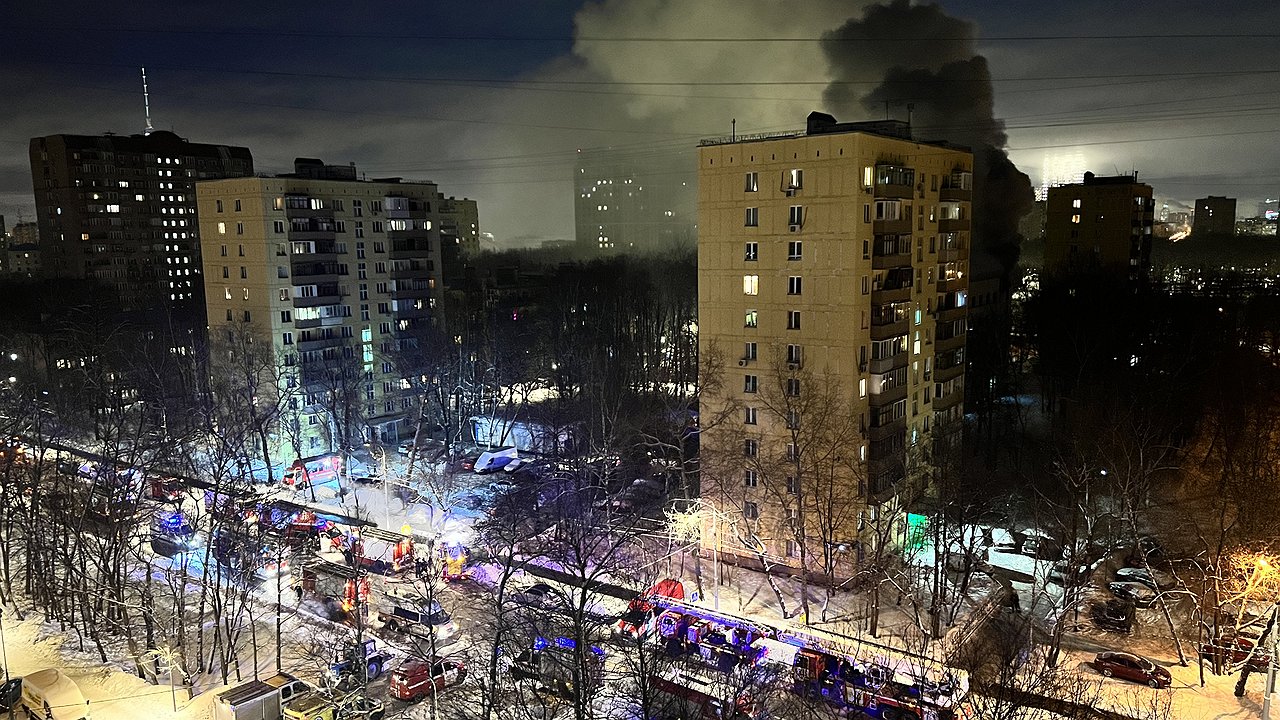 Krasnostudenchesky Proezd in Moscow is blocked due to a fire in one of the houses.