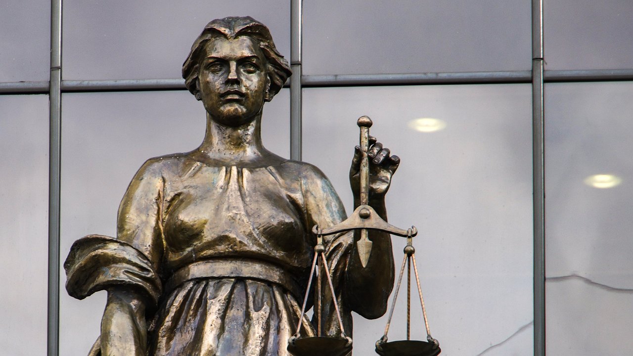 The High Court has fined a driver for driving without a license plate after buying a car