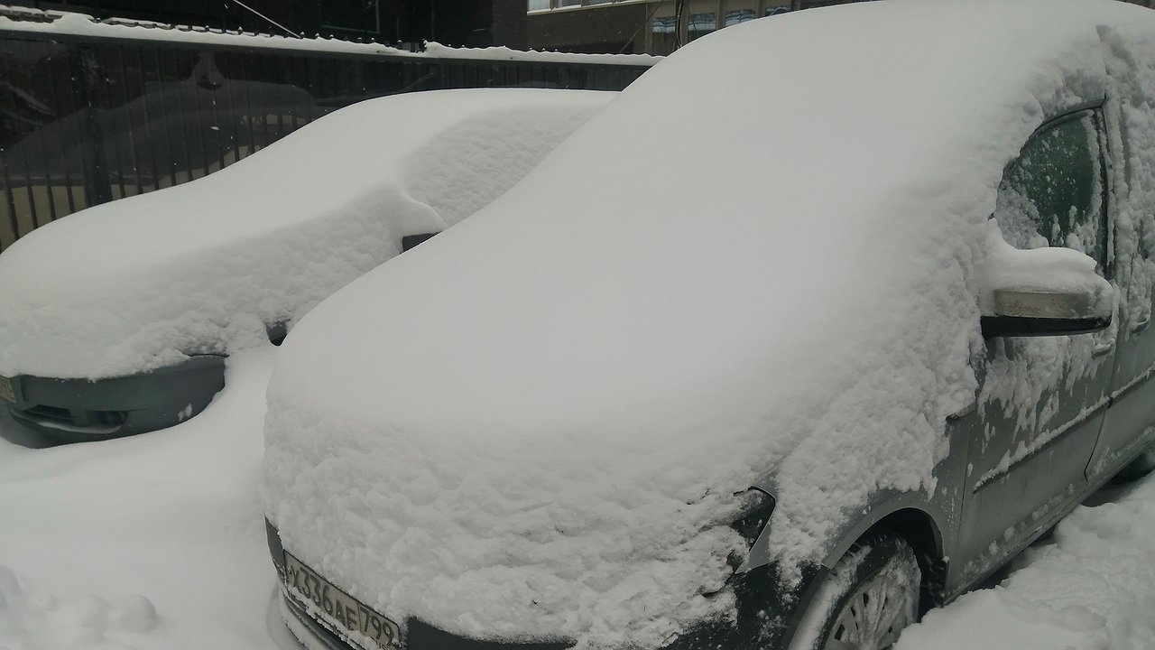 What are the dangers of sudden temperature changes in winter for a car?