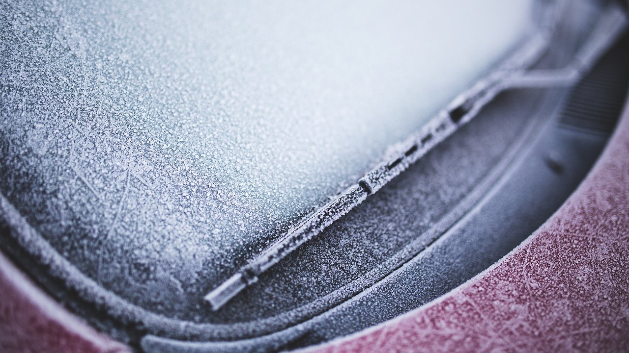 Simple and free: how taxi drivers prevent ice formation on the windshield