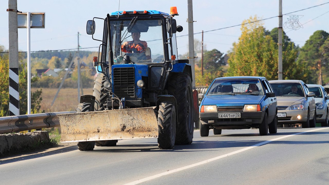 тракторные дороги тракторного. белорусский трактор. ехал трактор по дороге. полевые работы. страшный трактор.
