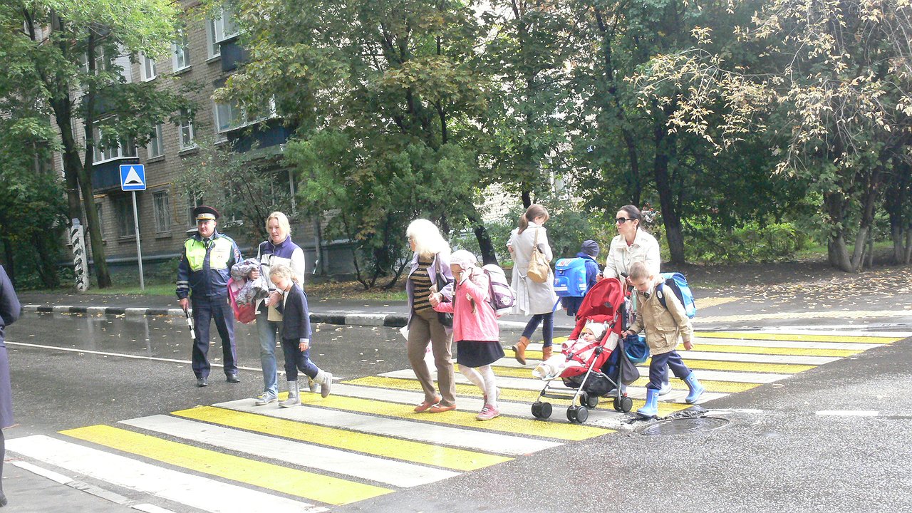 гибдд зеленоград. люди на пешеходном переходе. люди на переходе. противоскользящие материалы для пешеходных переходов. общество пешеходов.