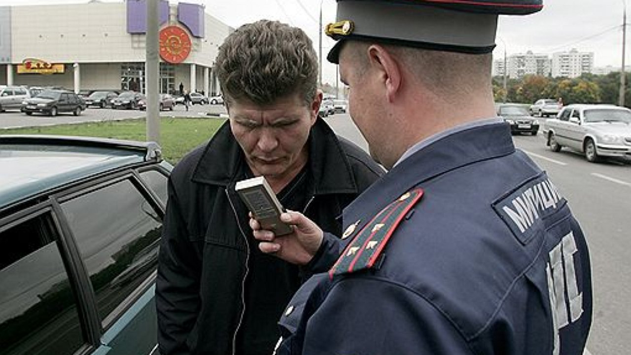 Состояние алкогольного опьянения. ГИБДД пьяный водитель. Освидетельствование на состояние алкогольного опьянения. Гаишник с алкотестером. Дунуть в трубочку ГИБДД.