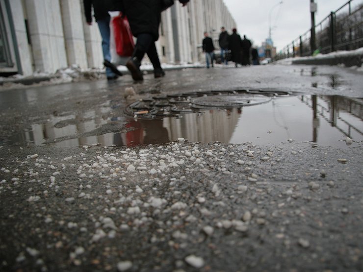 Зимой обильно посыпали противогололедной соляной смесью представьте себе знакомую картину дорогу