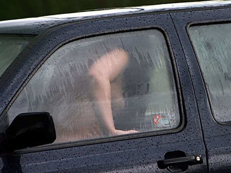 Худая сучка балует себя мастурбацией киски в авто - секс порно фото Прижалась сиськами к капоту авто