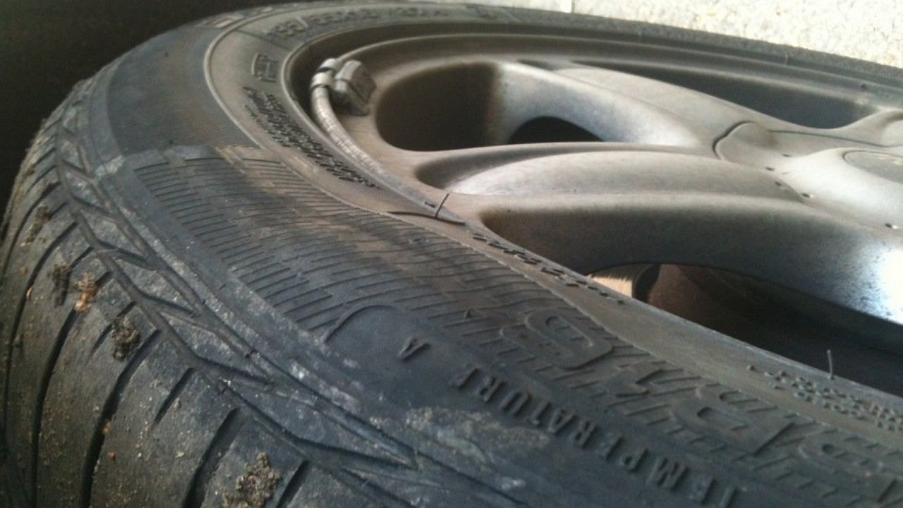 грыжа на колесе. грыжа на шине. вулканизация бокового пореза. радиальная грыжа на колесе.