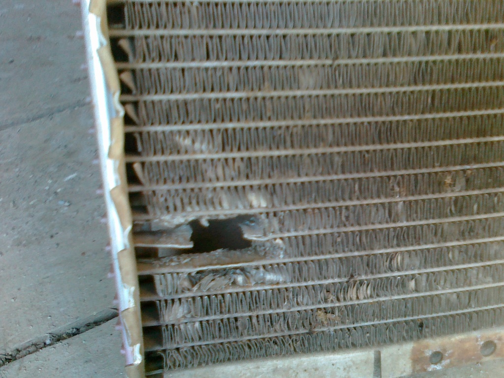 Радиатор автомобильный с протечкой. Пробит радиатор охлаждения. Пробил радиатор охлаждения. Камень пробил радиатор. Пробит радиатор охлаждения.