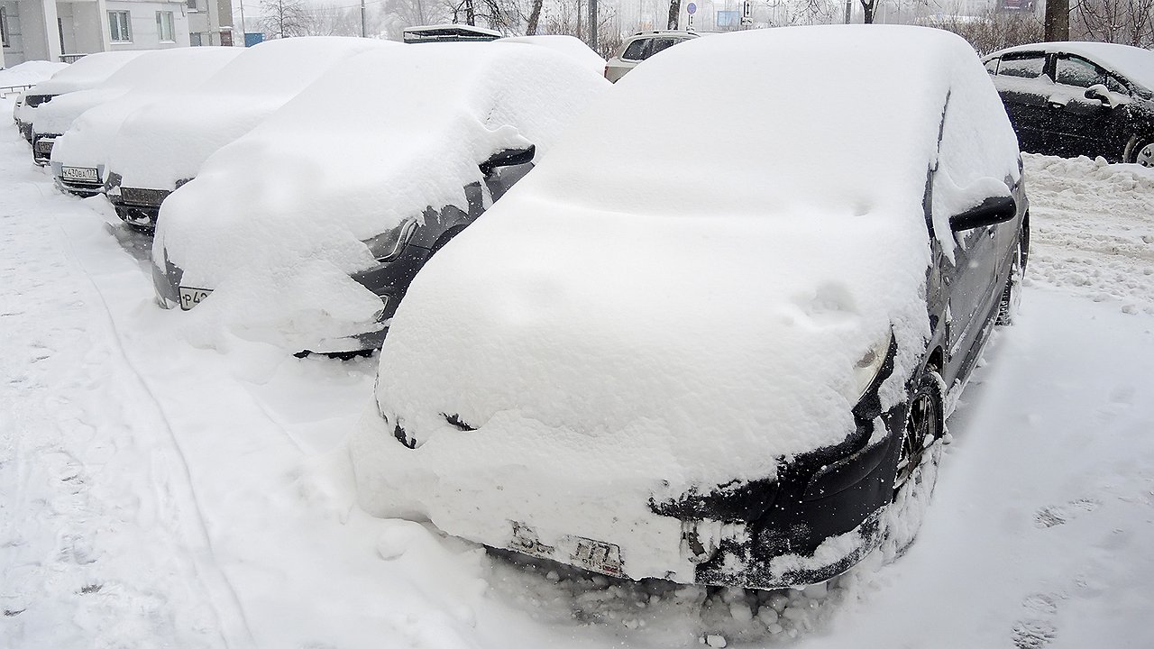 Как быстрее прогреть автомобиль зимой. Большой снег в москве. дизельное топливо на снегу. полусферы занесены снегом. износ двигателя зимой.