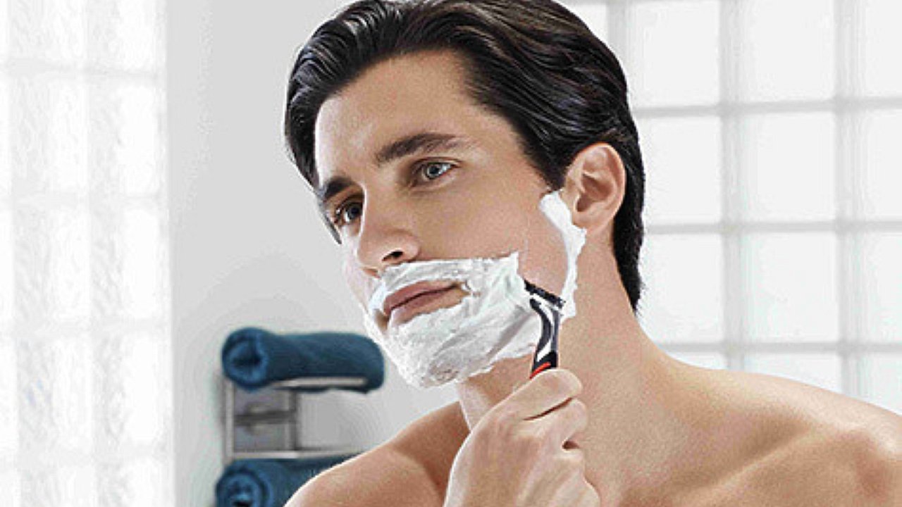 бритье налысо. мужчина бреется. как брить лицо. полезно ли брить. техника бритья.