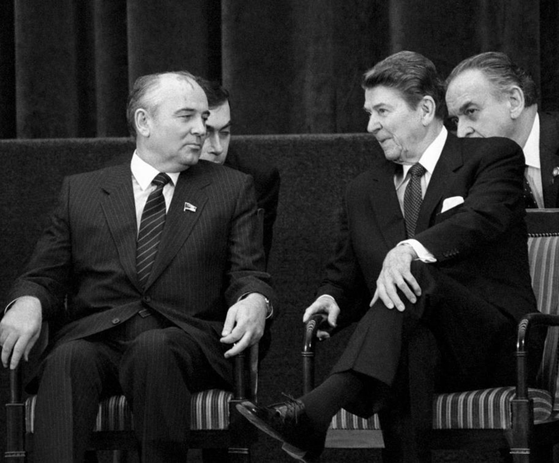 1986 рейган. Горбачев Рейган Женева 1985. Встреча Горбачева и Рейгана в Женеве 1985. Рейган и Горбачев 1985. Встреча Горбачева с Рейганом 1985.
