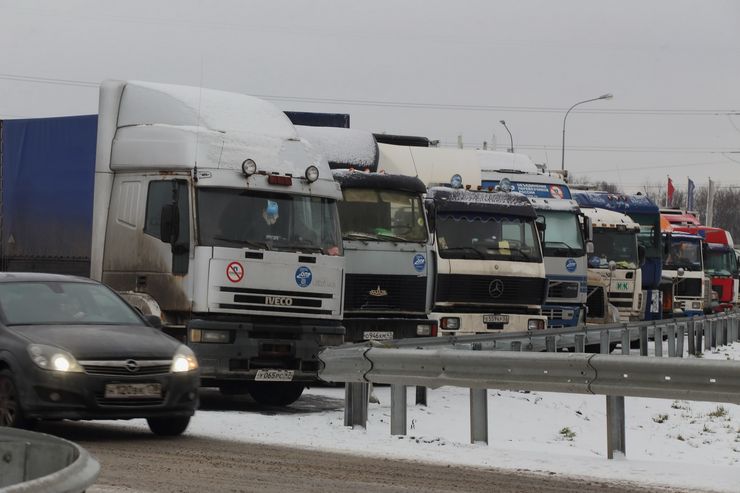 How truck drivers harshly punish rude people on the road at gas stations
