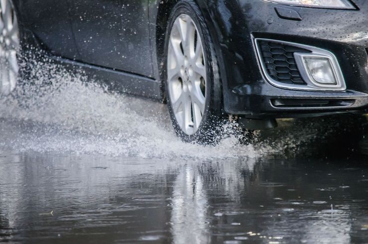 Чем опасно прохождение глубоких луж одной стороной автомобиля. Смотреть фото Чем опасно прохождение глубоких луж одной стороной автомобиля. Смотреть картинку Чем опасно прохождение глубоких луж одной стороной автомобиля. Картинка про Чем опасно прохождение глубоких луж одной стороной автомобиля. Фото Чем опасно прохождение глубоких луж одной стороной автомобиля