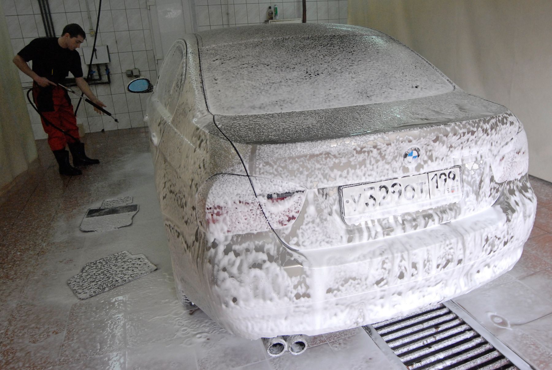 Почему машину моют снизу