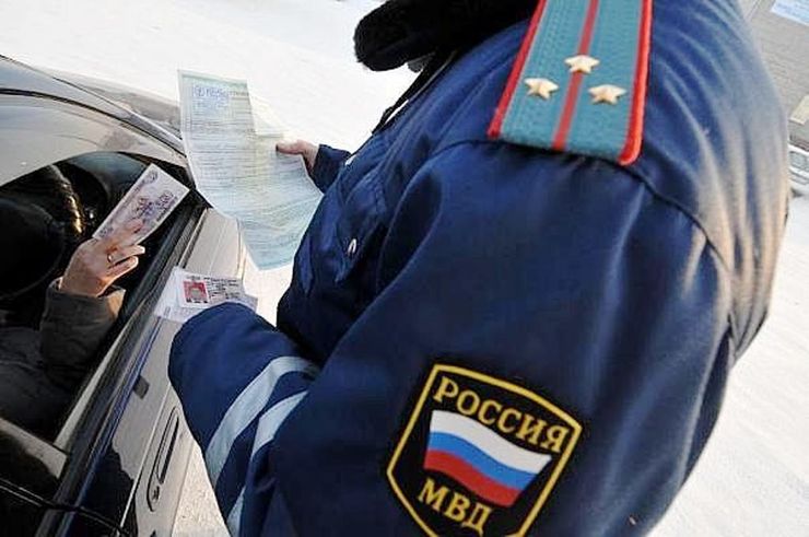 имеет ли право сотрудник дпс открывать дверь автомобиля