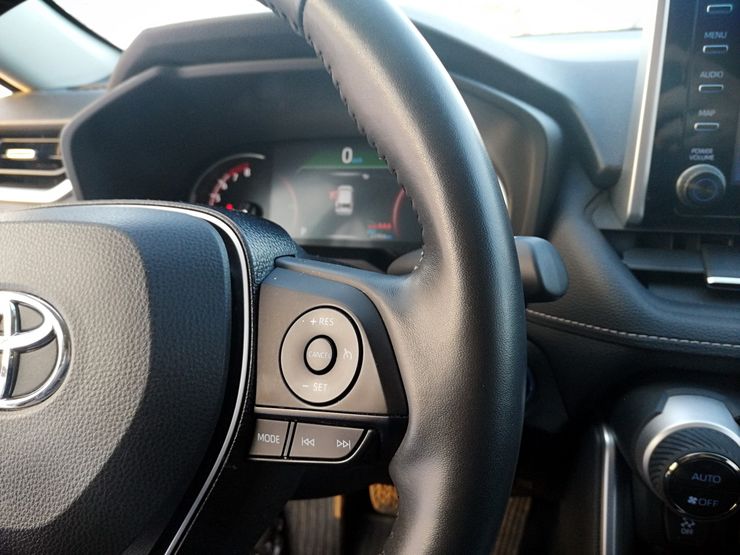 Гребет, как проклятый: зимний тест-драйв Toyota RAV4 пятого поколения