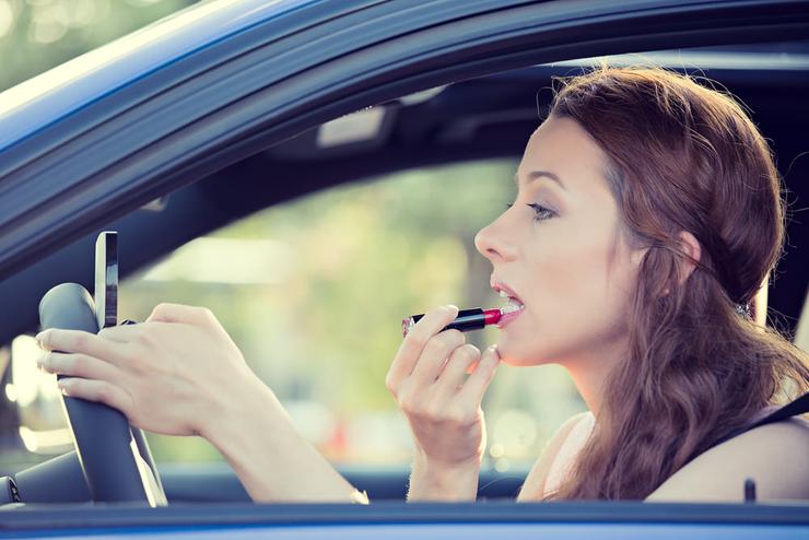 7 вещей, которые водители и пассажиры никогда не должны делать в машине