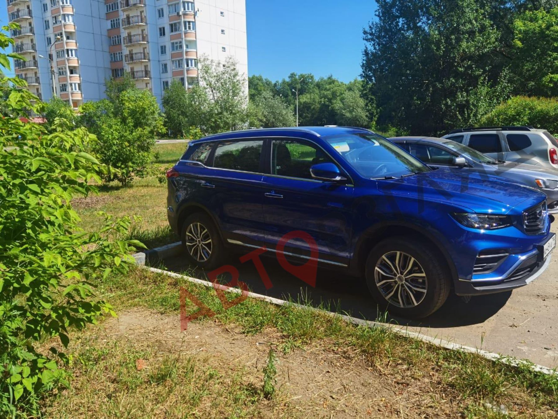 Geely Atlas Pro в лесу. Джили атлас 2024 видео