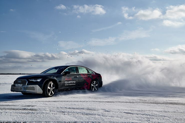 Audi quattro ice drive. Audi quattro ice drive 2022. тест драйв ауди q7. Audi quattro на льду. контраварийное вождение.