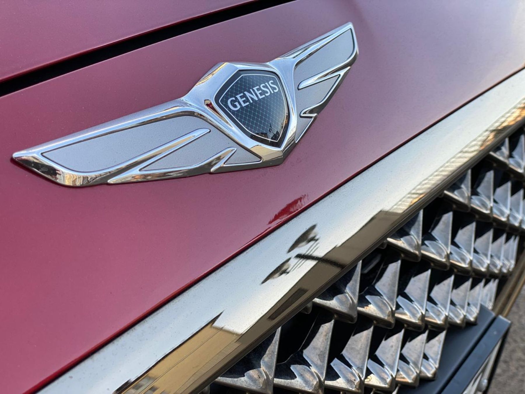 Genesis g90 шильдик бренд