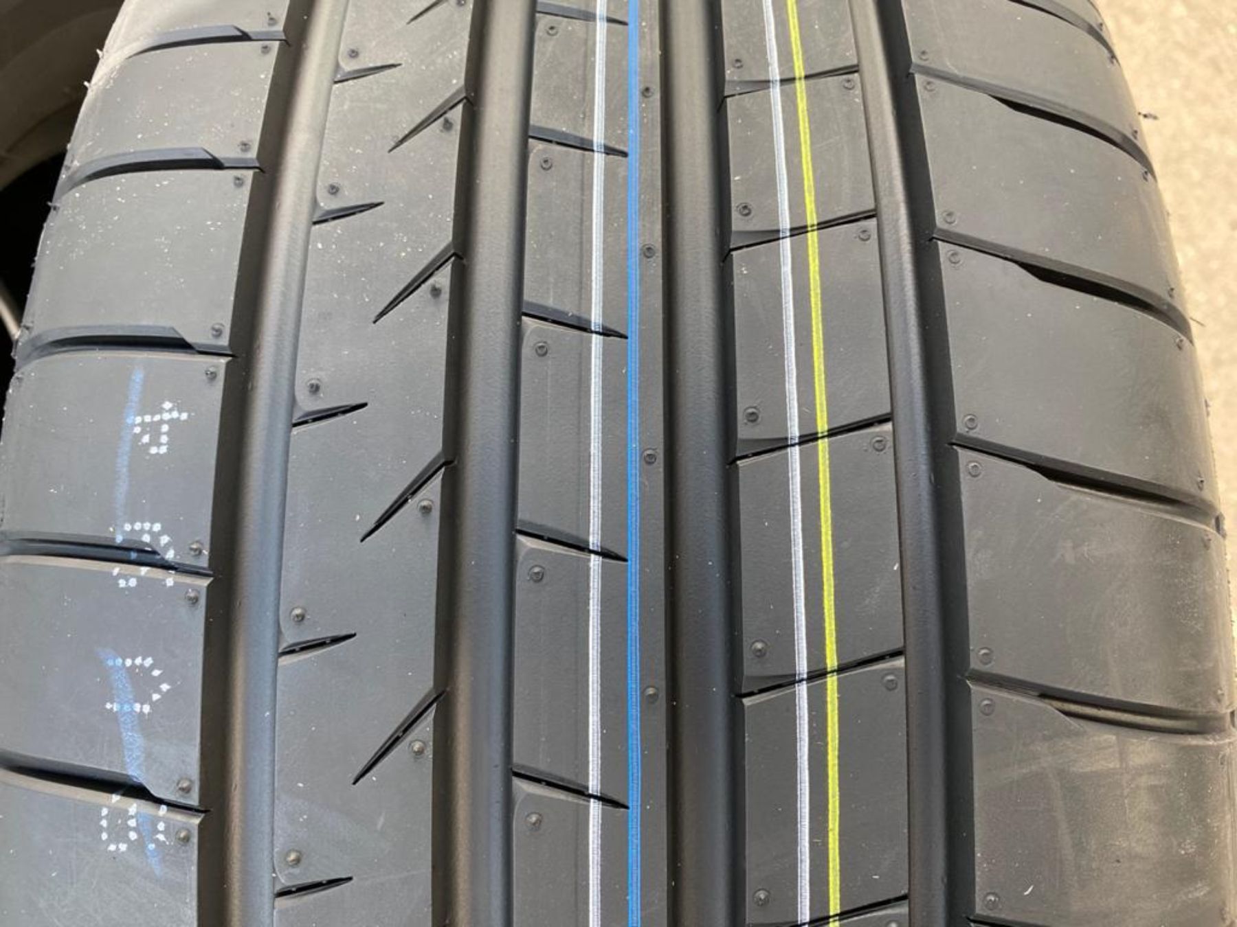 Kumho ecsta 225 65 r17. Alenza 001. Мишлен Аленза 001.