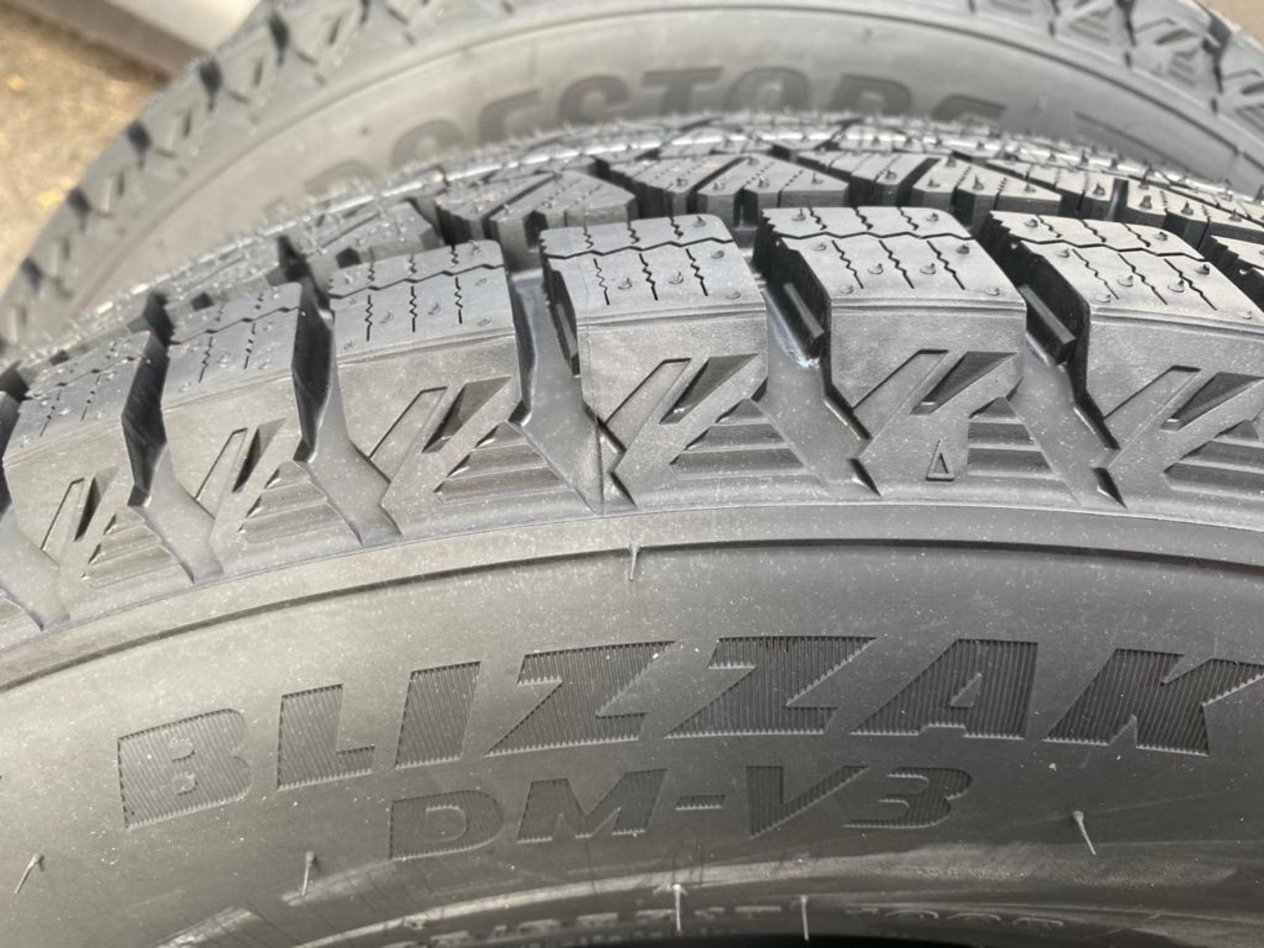 Bridgestone v3 отзывы. Бриджстоун близак дм-v3. Бриджстоун Близзак дм в 3. Автошина Bridgestone DM-v3. Автошина Bridgestone DM-v3, 9 815.