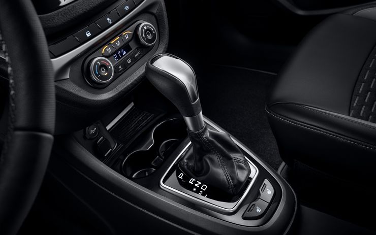 Первый тест седанов Renault Logan Stepway и Лада Весты Кросс