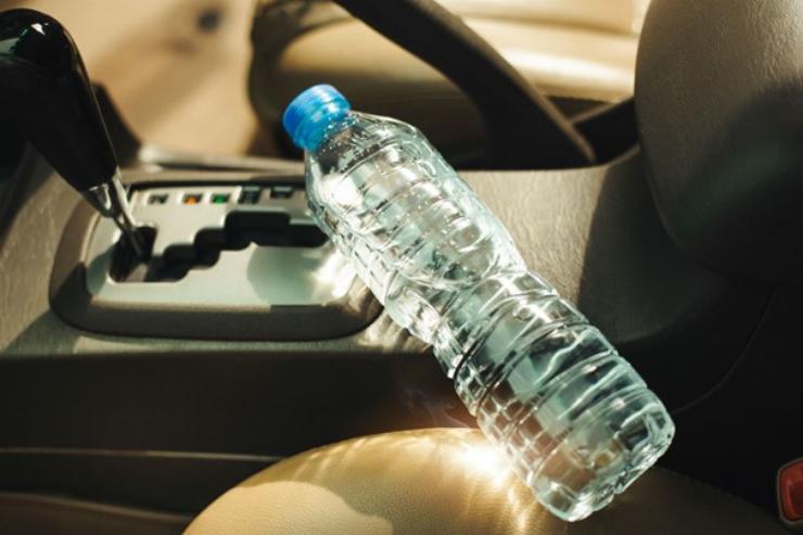 Почему смертельно опасно оставлять в салоне автомобиля обычную бутылку с водой