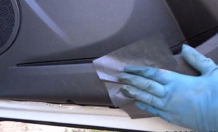 Удаление царапин на пластике авто с помощью копировальной бумаги