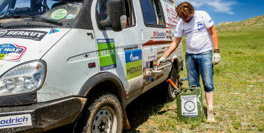ГАЗ «Соболь» едва не научился плавать по реке. Помешал экскаватор.