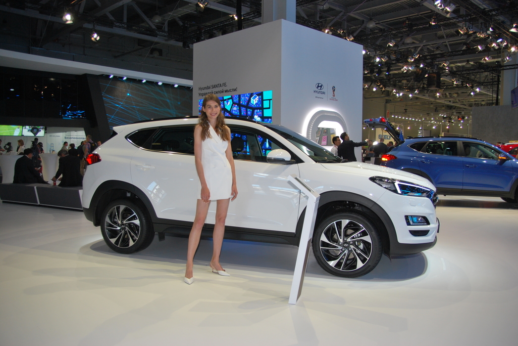 Чего не отнять у Московского международного автосалона, так это красивейших девушек, призванных привлекать внимание гостей, пусть и опустившейся до уровня местечковой китайско-российской автотусовки.