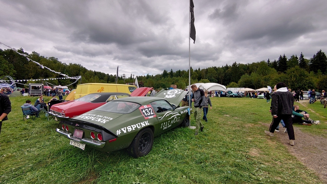 Крутые тачки и байки отлично вписались в декорации, стилизованные под средневековую Англию с усадьбами, таверной, виселицами, тюрьмой и пиратским кораблем. 