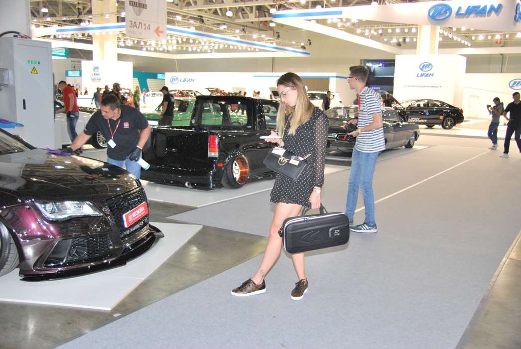 Как бы то ни было, а манекенщицам приходится работать. Даже невзирая на то, что в ряде случаев их - прости, Господи - самих хоть украшай. 