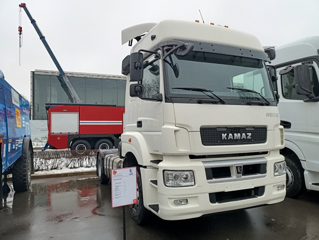 Насколько масштабными являются эти проекты, можно было судить по той внушительной экспозиции, что была выставлена на ВДНХ. Свою технику здесь представили КамАЗ, БелАЗ, Минский автозавод, Ростсельмаш и другие ведущие промышленные предприятия России и Беларуси. Более детально об этом можно узнать из нашего фотоотчета.
