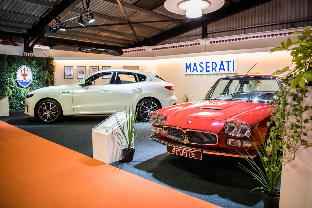 Мероприятие Goodwood Revival, которое проводится на знаменитой гоночной трассе в Западном Суссексе, посвящено моделям 1948–1966 годов, а его участники и гости присутствуют здесь в костюмах того периода.
