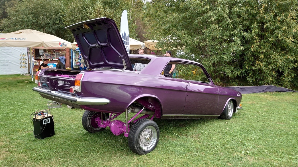 
В минувшие выходные в Подмосковье состоялась долгожданная Кастом-конвенция, на которой по традиции можно увидеть самые удивительные автомобили и мотоциклы, построенные кастомайзерами и тюнингерами России. 