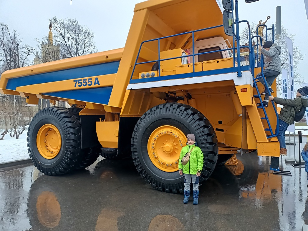 На столичной ВДНХ состоялся показ коммерческого транспорта и спецтехники, приуроченный к празднованию государственного праздника - Дня единения народов России и Беларуси. Экспозицию техники посетил и обозреватель портала «АвтоВзгляд».

