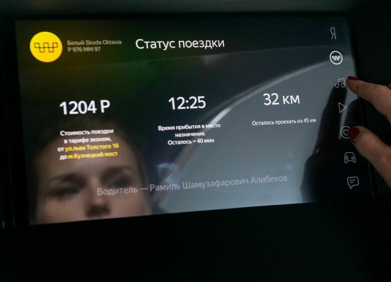 Изображение Как инсталлировать «мультимедийку» для задних пассажиров авто за 10 рублей