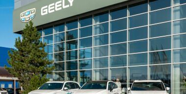 Geely отчиталась о росте мировых продаж автомобилей на 20%