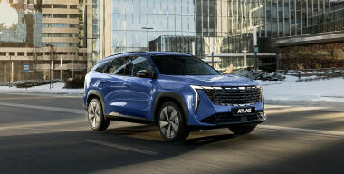 Новый Geely Atlas появился в автосалонах, но забрать его пока нельзя