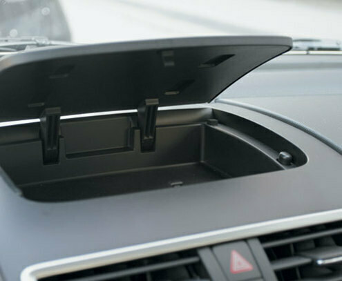 мотор бодр и жизнерадостен. Его не нужно уговаривать, лупить кнутом или пришпоривать. Нужно просто жать на педаль. И в общем-то неважно, что жужжит силовой агрегат, как бензокоса в руках гастарбайтера, при разгоне до 100 км/ч он едва укладывается в 12,5 секунды, а уже на 140 км/ч компактное тельце хетчбэка начинает биться в конвульсиях. Главное — он делает это с удовольствием. Даже если удовольствие граничит с мазохизмом. Автомобиль отлично слушается руля, у него прекрасное шасси, но по этой причине водителю порой приходится себя осаживать. 