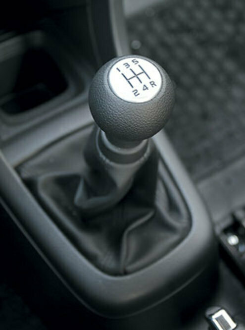 Он кренится, но гораздо меньше, чем какая-нибудь Toyota подобного размера, поэтому вы можете себе позволить влететь в поворот на максимально возможной скорости (под жужжание движка и отчаянный визг покрышек) и спокойно в него ввинтиться, чуть отпустив педаль. В крайнем случае вас всегда подстрахует система стабилизации, однако при правильном обращении в процесс она практически не вмешивается.