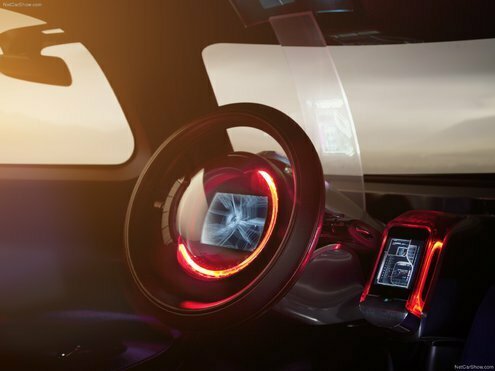 Фургон обитый нержавейкой сегодня, естественно, никому не интересен, как, собственно, и сам по себе фургон, поэтому машину сделали пассажирской, а чтобы у поклонников не возникало лишних вопросов, обозвали ее... Tubic. Хотя на самом деле это имя в полной мере соответствует облику концепта, в противном случае французы бы не были... французами.