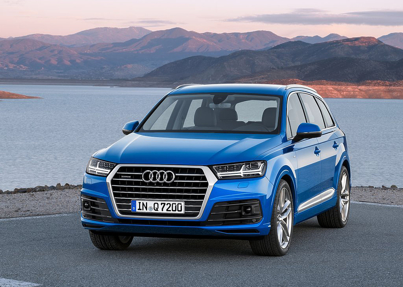 Новое поколение Audi Q7 ждали очень давно, ведь флагманский кроссовер выпускается уже десять лет с незначительными изменениями. Вторая генерация построена на новейшей модульной платформе VW, что позволило существенно облегчить кузов, уложив  вес огромного кроссовера менее чем в две тонны.