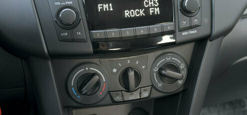 Вот с интерьером — полный порядок. Кокпит старой версии напоминал панцирь черепахи: солидно, но слишком уж просто. Без особых затей обошлось и в этот раз, однако тщательная проработка деталей теперь видна невооруженным глазом. Но при этом Swift не пытается казаться лучше, чем он есть на самом деле. То есть он все такой же нормальный, пластмассовый, непретенциозный и отлично собранный. 