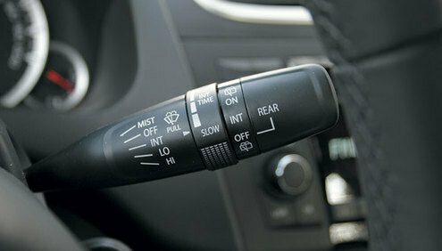 Swift это касается в полной мере. Теоретически. По большому счету перед нами обычный автомобиль с маленьким салоном и крошечным багажником. Но вот парадокс: та пара бутылок в его подкапотном пространстве по какой-то необъяснимой причине едет лучше, чем любая другая. 